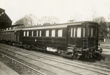 170291 Afbeelding van het salonrijtuig NS 2 van de Koninklijke trein van de N.S. langs het perron van het N.S.-station ...